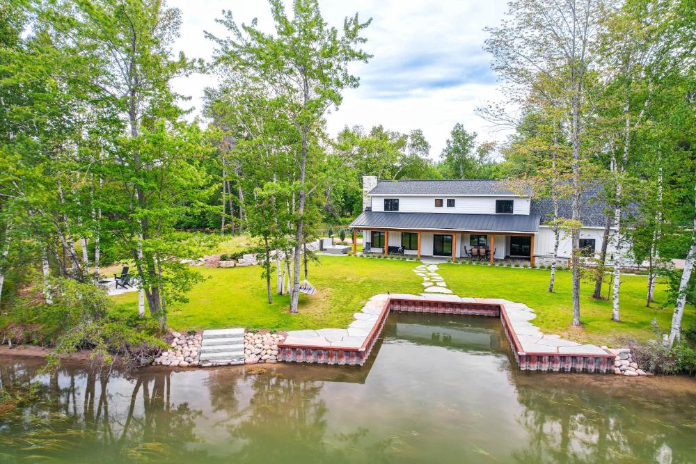 Fire Pit and Lake Views Cozy Crooked River Retreat!